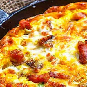 Omelette con panceta y champiñones