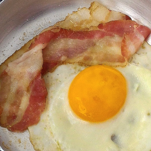Huevos fritos con panceta IGP Colonnata