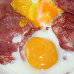 Oeufs au plat a la Coppa fermière Corse