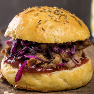 Burger Allemand Schweinshaxe Effilochés de jarret de porc avec Rotkraut