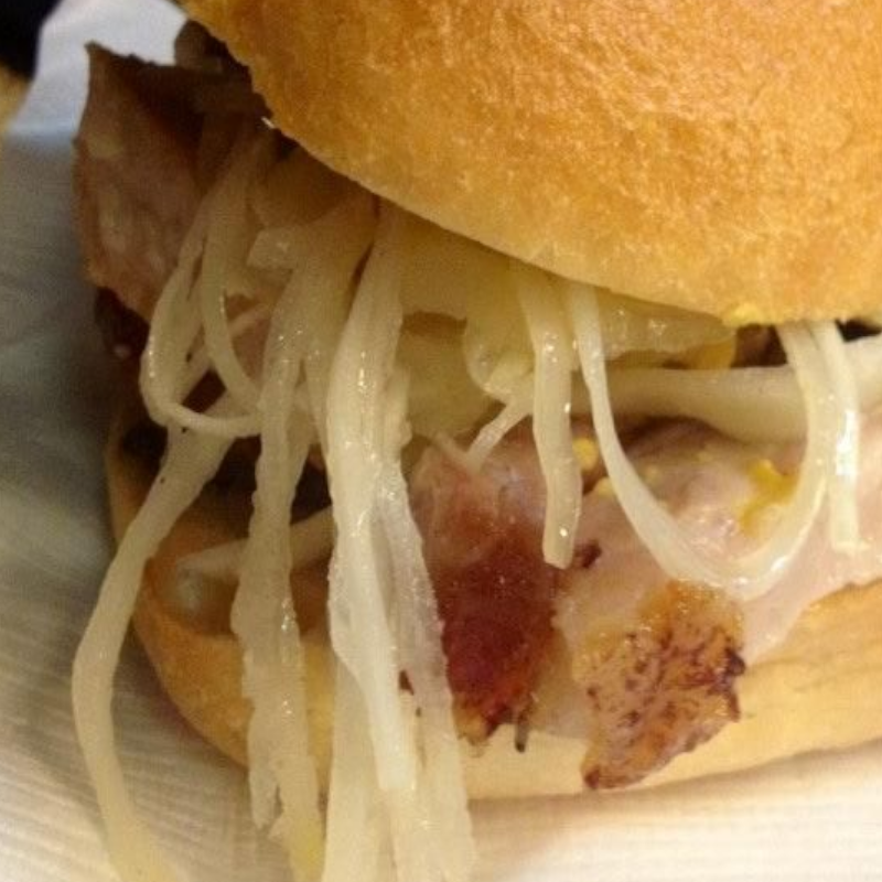 Hamburguesa alemana Schweinshaxe Jarrete de cerdo asado con chucrut Riesling