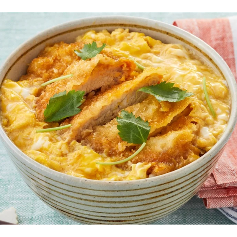 Donburi Katsudon (カツ丼) - Tigela de Arroz Japonês Coberta com Tonkatsu: Um Corte de Carne de Porco Empanada
