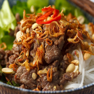 Bò bún Vietnamita com Nems (Bún Bò Nam Bộ)