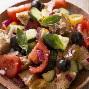 Ensalada Italiana Panzanella Cubitos de pan aromatizados con romero