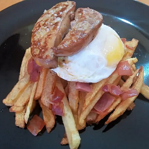 Oeuf poché au foie gras sur lit de pomme de terre