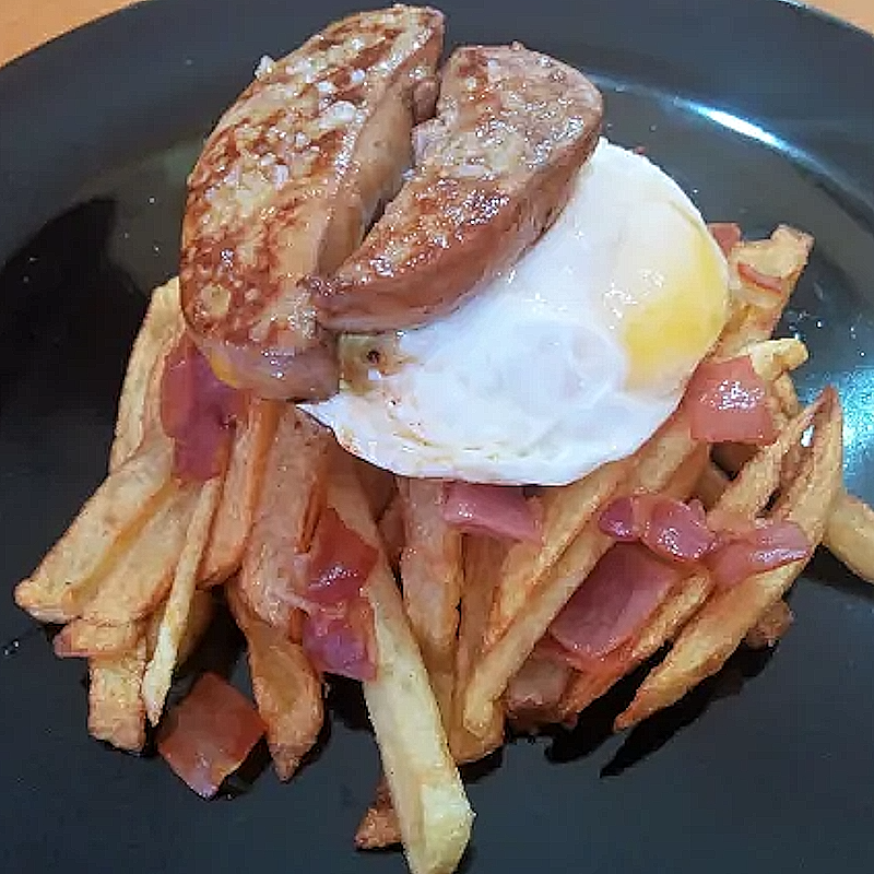 Oeuf poché au foie gras sur lit de pomme de terre