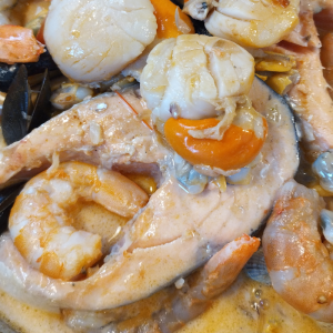 Darne de saumon à la nage de coquillage crevettes et saint Jacques