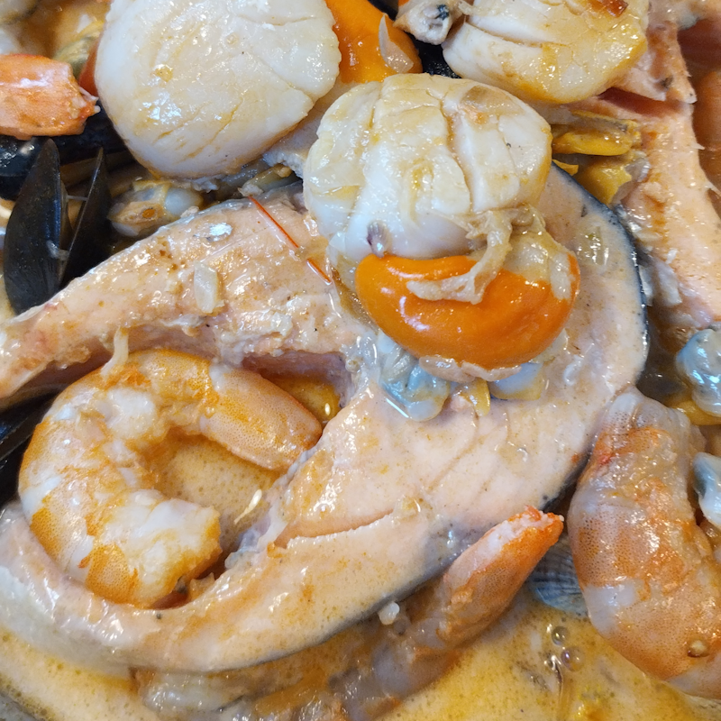Darne de saumon à la nage de coquillage crevettes et saint Jacques