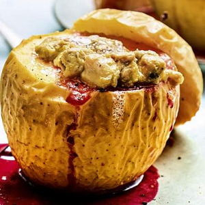 Manzanas rellenas de foie gras y guindas