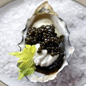 Ostras Gillardeau pochadas en Champagne con Caviar