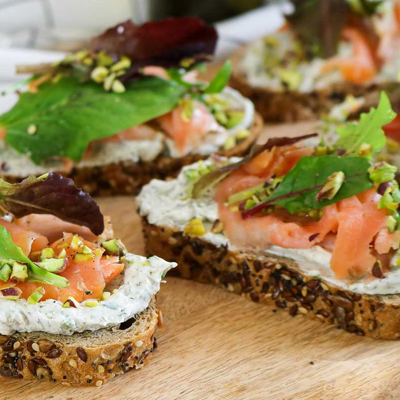Bruschetta au Saumon fumé, fromage frais, Aneth