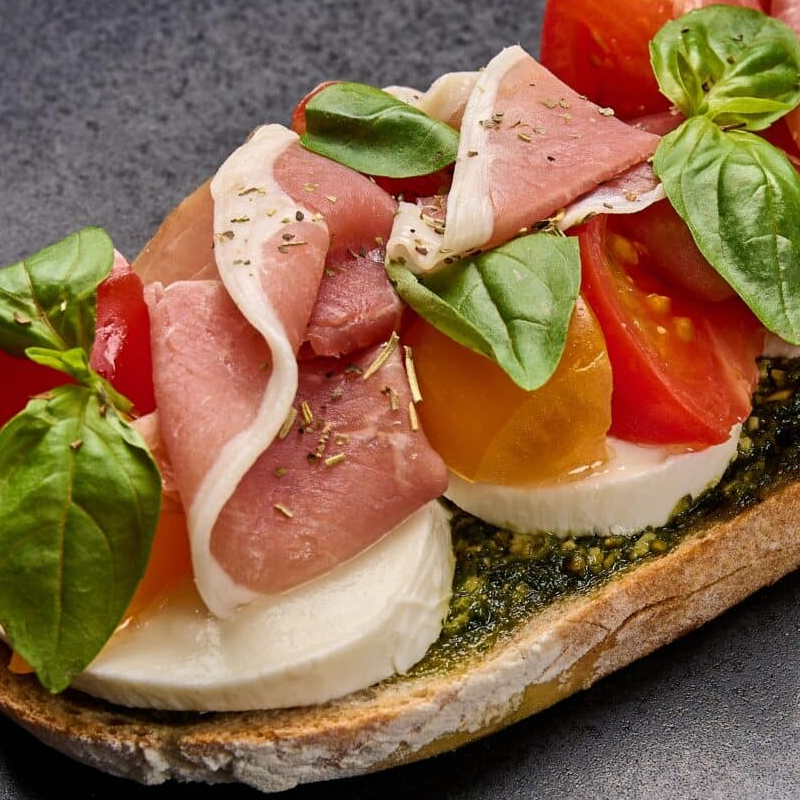 Brushetta au Jambon de Parme , Mozzarella de Bufflonne et Huile d'olive au Basilic