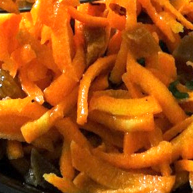 Karottensalat mit eingelegter Zitrone und Kräuter-Joghurt