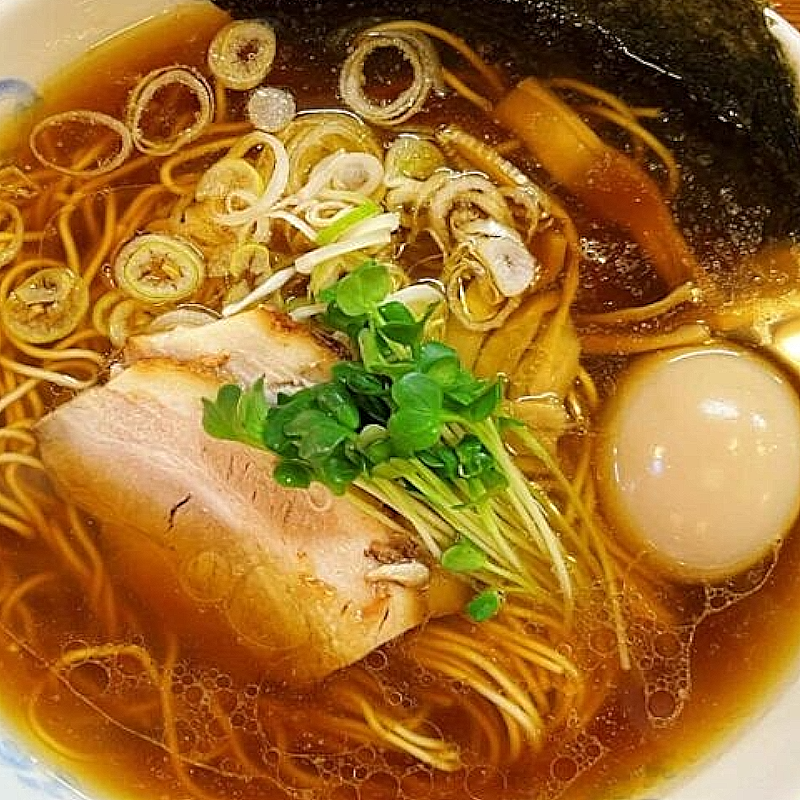 Shoyu Ramen com Chashu (「チャーシュー入り醤油ラーメン」)
