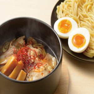 Tsukemen Ramen com Barriga de Porco, Ovo Cozido, Menma, Nori e Molho de Soja