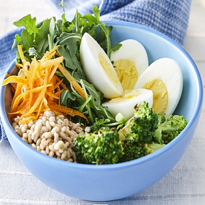 Bol du Bouddha au Brocoli Rôti, Orge et Œufs Dur.