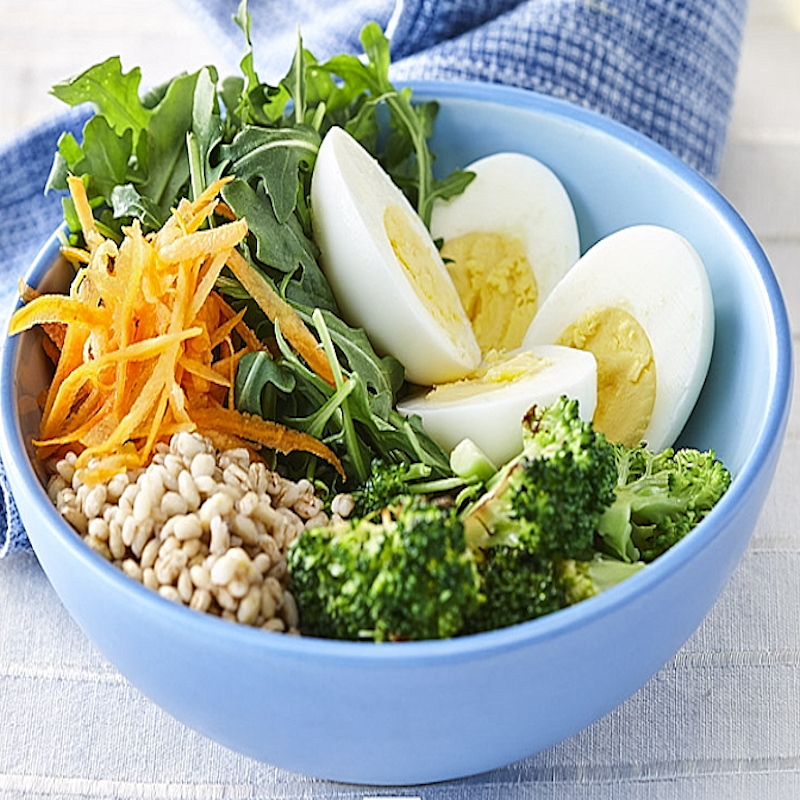 Bol du Bouddha au Brocoli Rôti, Orge et Œufs Dur.