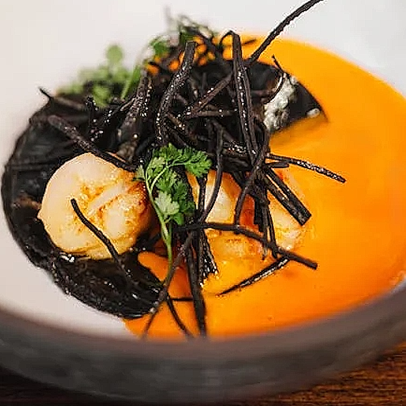 Coquilles Saint-Jacques au Beurre Vanillé, Spaghetti à l'Encre de Seiche et Crème de Potimarron