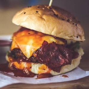 Hamburguesas de Bisonte con Cebollas Glaseadas al Bourbon