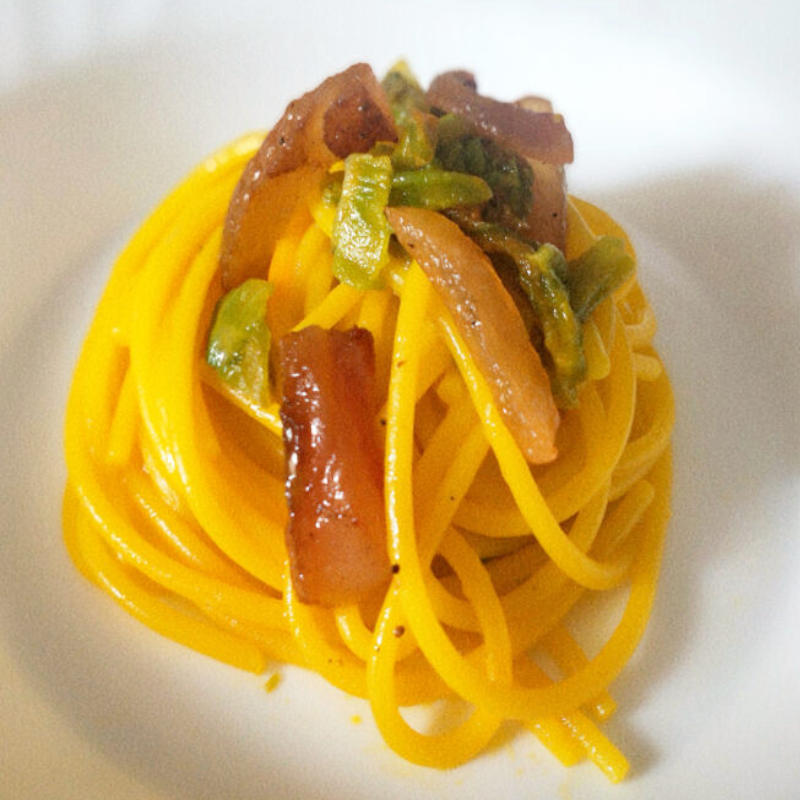 Bucatini con fiori di zucca, guanciale e zafferano