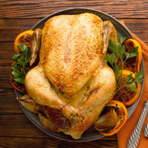 Poulet rôti traditionnel irlandais avec farce au thym et à l'oignon