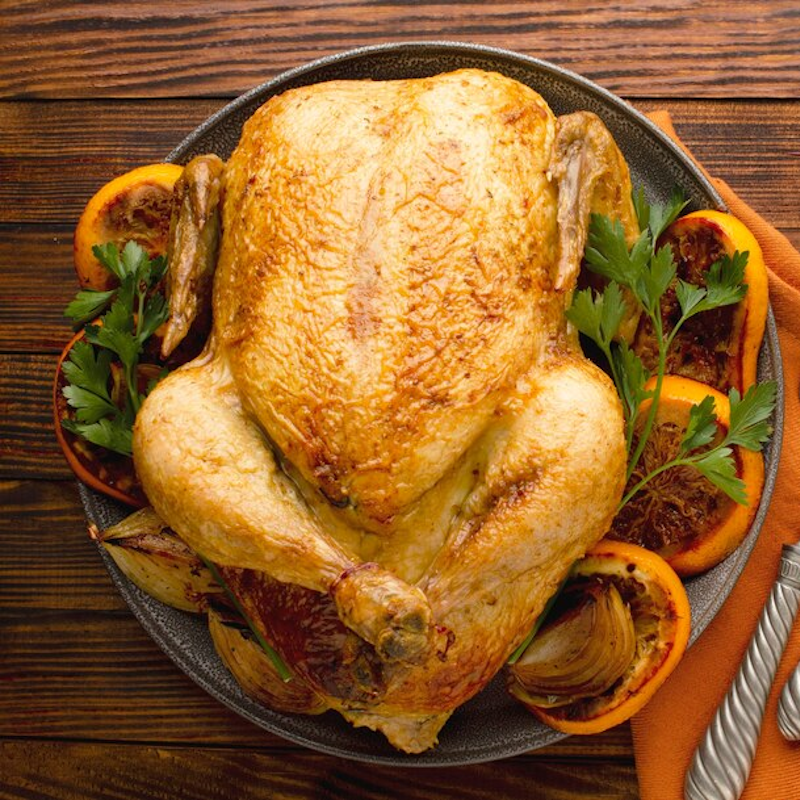 Poulet rôti traditionnel irlandais avec farce au thym et à l'oignon