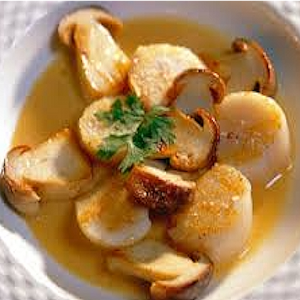 Noix de Saint-Jacques snackées avec sa crème de girolles ou de cèpe selon saison