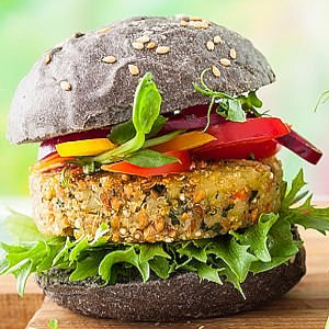 Hamburger de Crocodile Salade de papaye verte (som tam)