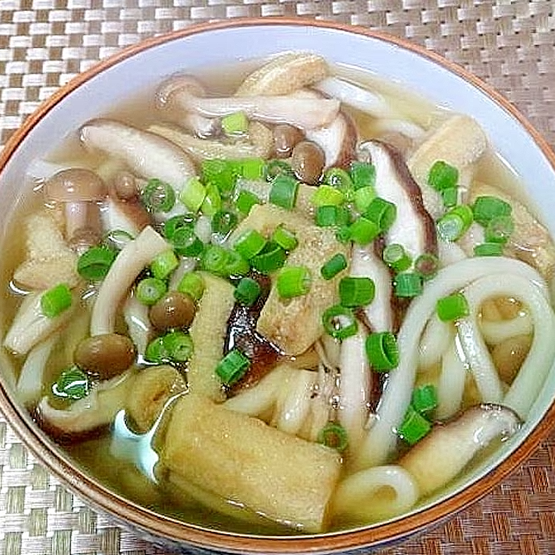 Fushimen com shiitake fresco e tofu frito - 生椎茸と油揚げのふしめん