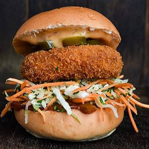 Burger de Isla Mauricio con Catless de Carne de Res acompañado de Achards de Verduras Mauricianas
