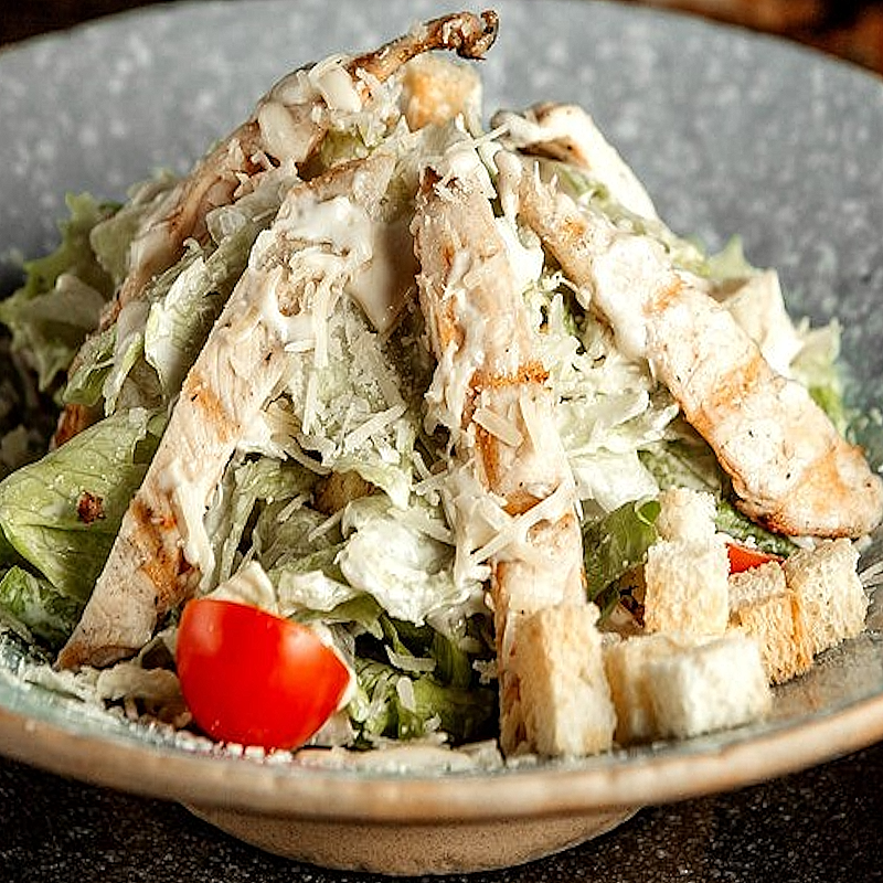 Insalata Caesar Rivisitata con Pollo