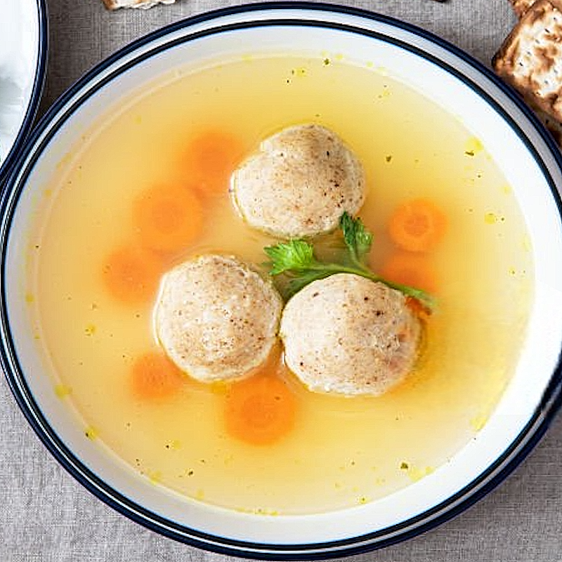 Matzah Ball Soup (Matzenballetjessoep) מרק קניידלך (Marak Knaidlach)