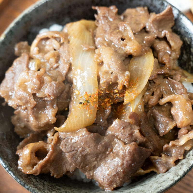 Donburi Gyudon (牛丼) - Tigela de Arroz Japonês com Carne de Vaca